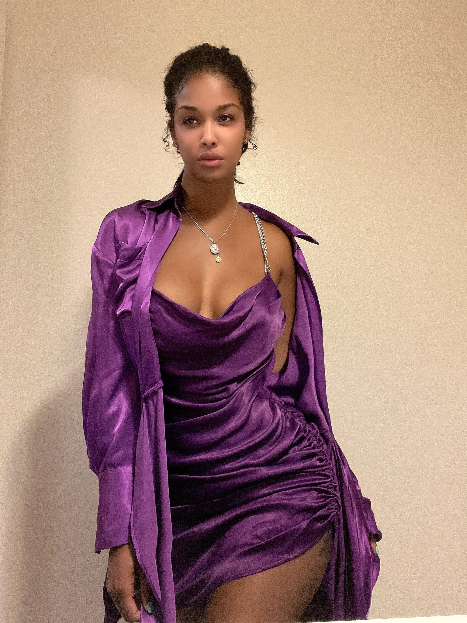 Vestido de satén con tirantes de diamantes “Purple Reign”